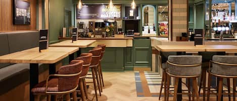 Serves breakfast, lunch and dinner