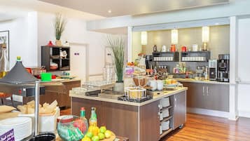 Café da manhã completo todos os dias mediante uma taxa