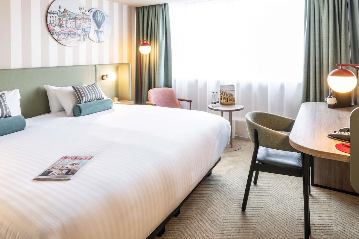 Privilege, Room, 1 King Bed | In-room safe, desk, laptop workspace, soundproofing