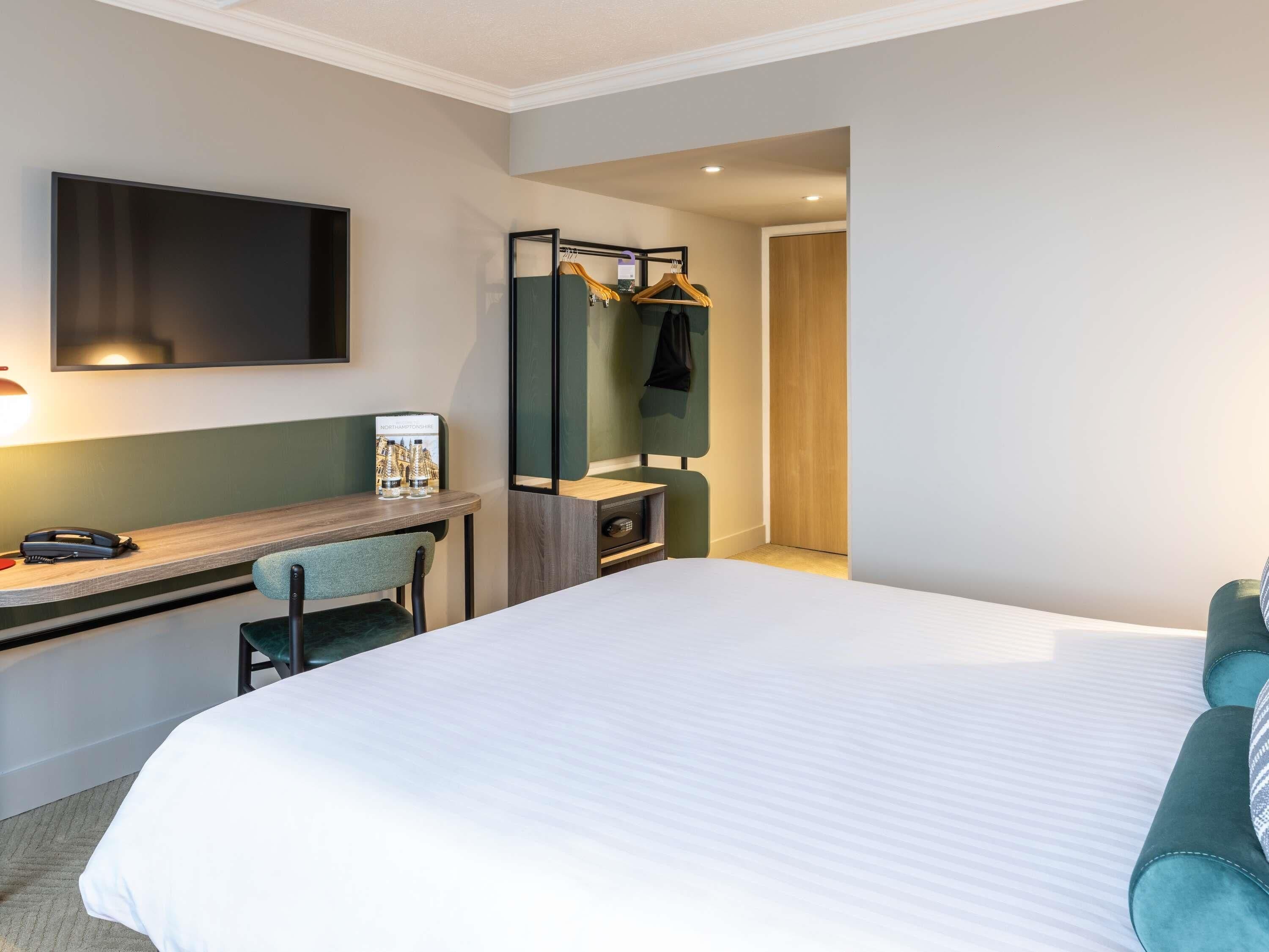 classic room, 1 double bed | in-room safe, desk, laptop workspace, soundproofing