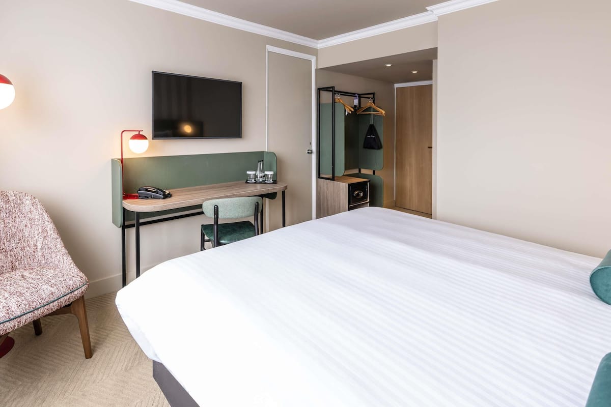 Classic Room, 1 King Bed | In-room safe, desk, laptop workspace, soundproofing