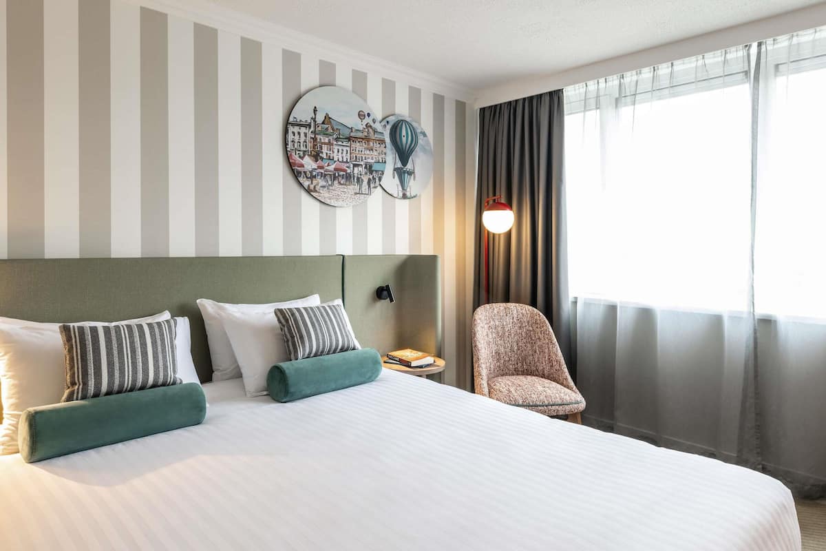 Classic Room, 1 Double Bed | In-room safe, desk, laptop workspace, soundproofing