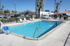 Piscine extérieure, cabanons gratuits, parasols de plage