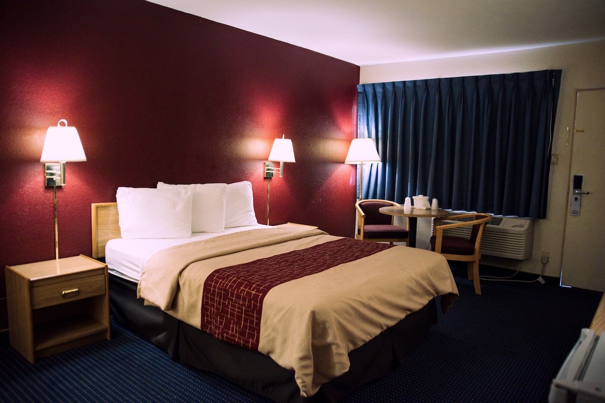 Iron/ironing board, free WiFi, bed sheets