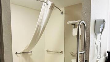 Combined shower/tub, free toiletries, hair dryer, towels