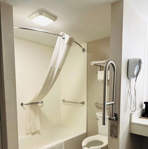 Badkar/dusch, gratis toalettartiklar, hårtork och handdukar