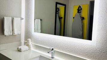 Een bad/douchecombinatie, gratis toiletartikelen, een haardroger