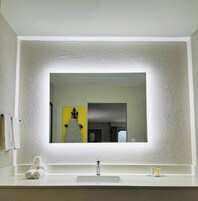 Combined shower/tub, free toiletries, hair dryer, towels