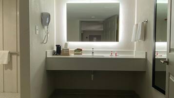 Combined shower/tub, free toiletries, hair dryer, towels