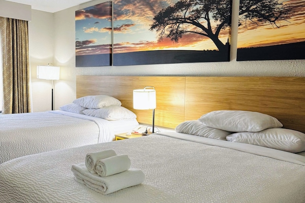 Een bureau, een laptopwerkplek, verduisterende gordijnen, gratis wifi