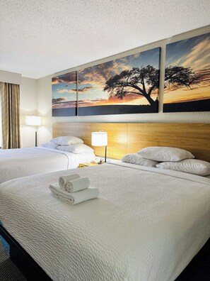 Skrivbord, arbetsyta för laptop, mörkläggningsgardiner och gratis wi-fi