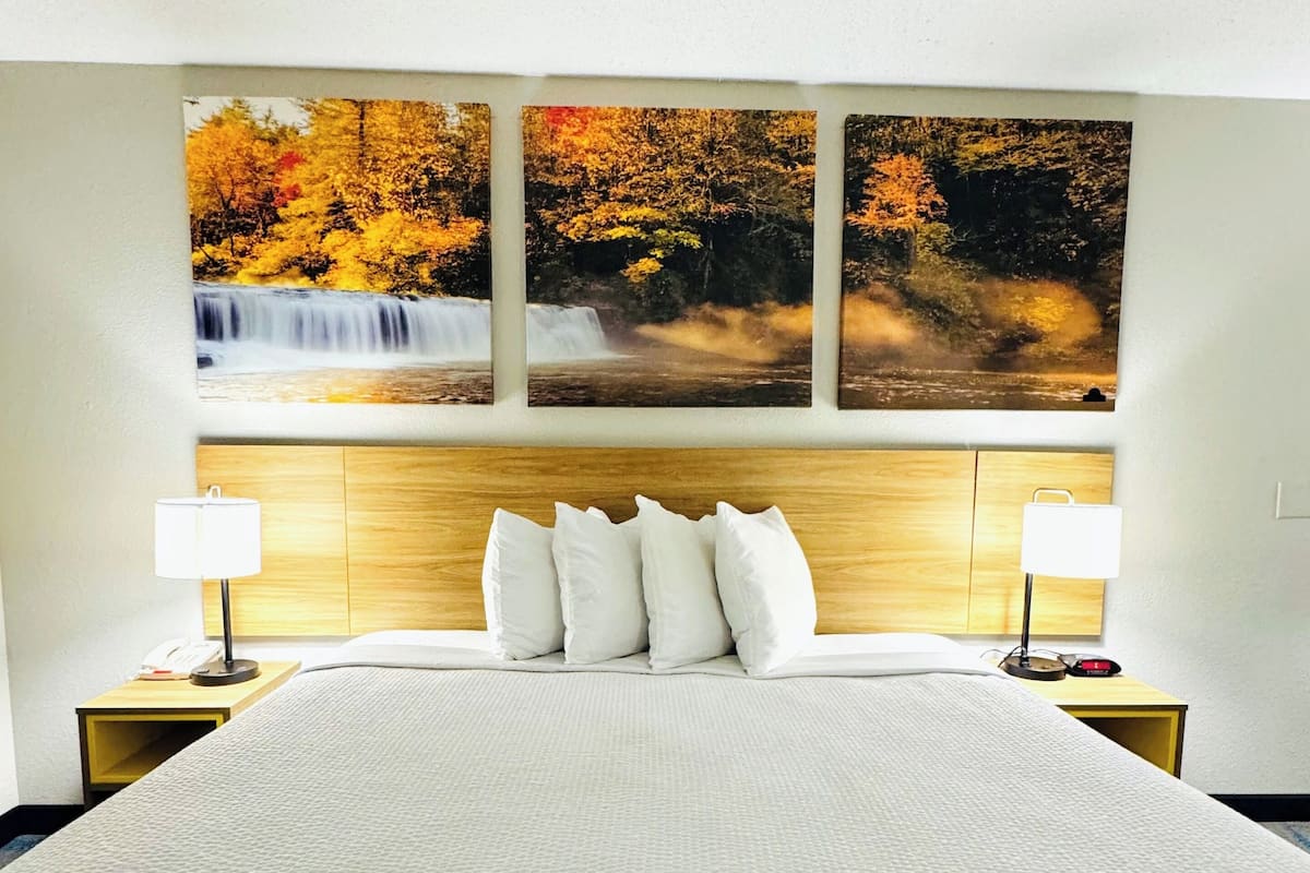 Una scrivania, postazione laptop, tende oscuranti, Wi-Fi gratuito