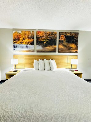 Een bureau, een laptopwerkplek, verduisterende gordijnen, gratis wifi