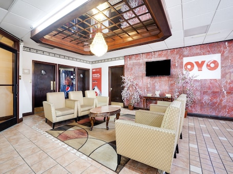 Lobby sitting area. OYO Hotel Wade/Fayetteville I-95 South