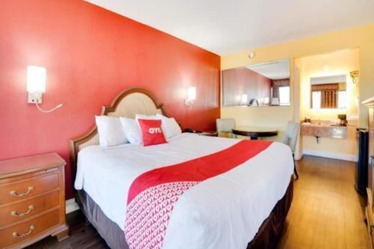 Desk, free WiFi, bed sheets
