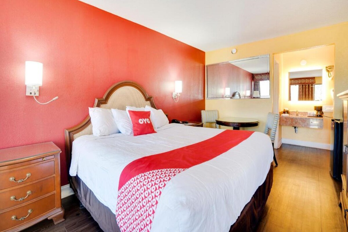 Desk, free WiFi, bed sheets