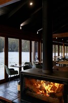 供应早餐和晚餐