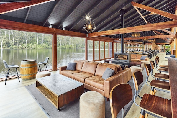 Breakfast and dinner served