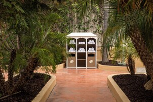 Útilaug, opið kl. 08:00 til kl. 20:00, ókeypis strandskálar, sólhlífar