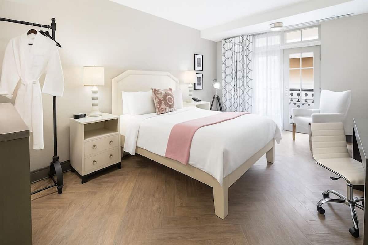 Classic-Zimmer, 1 Queen-Bett, Kühlschrank und Mikrowelle, Stadtblick | 1 Schlafzimmer, Allergikerbettwaren, Daunenbettdecken, Pillowtop-Betten