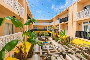 Courtyard view - Hollywood Hotel (Los Angeles)