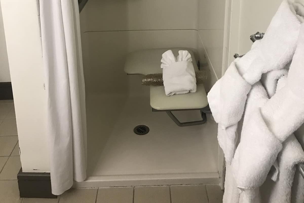1 soveværelse, allergivenligt sengetøj, dundyner, senge med topmadrasser