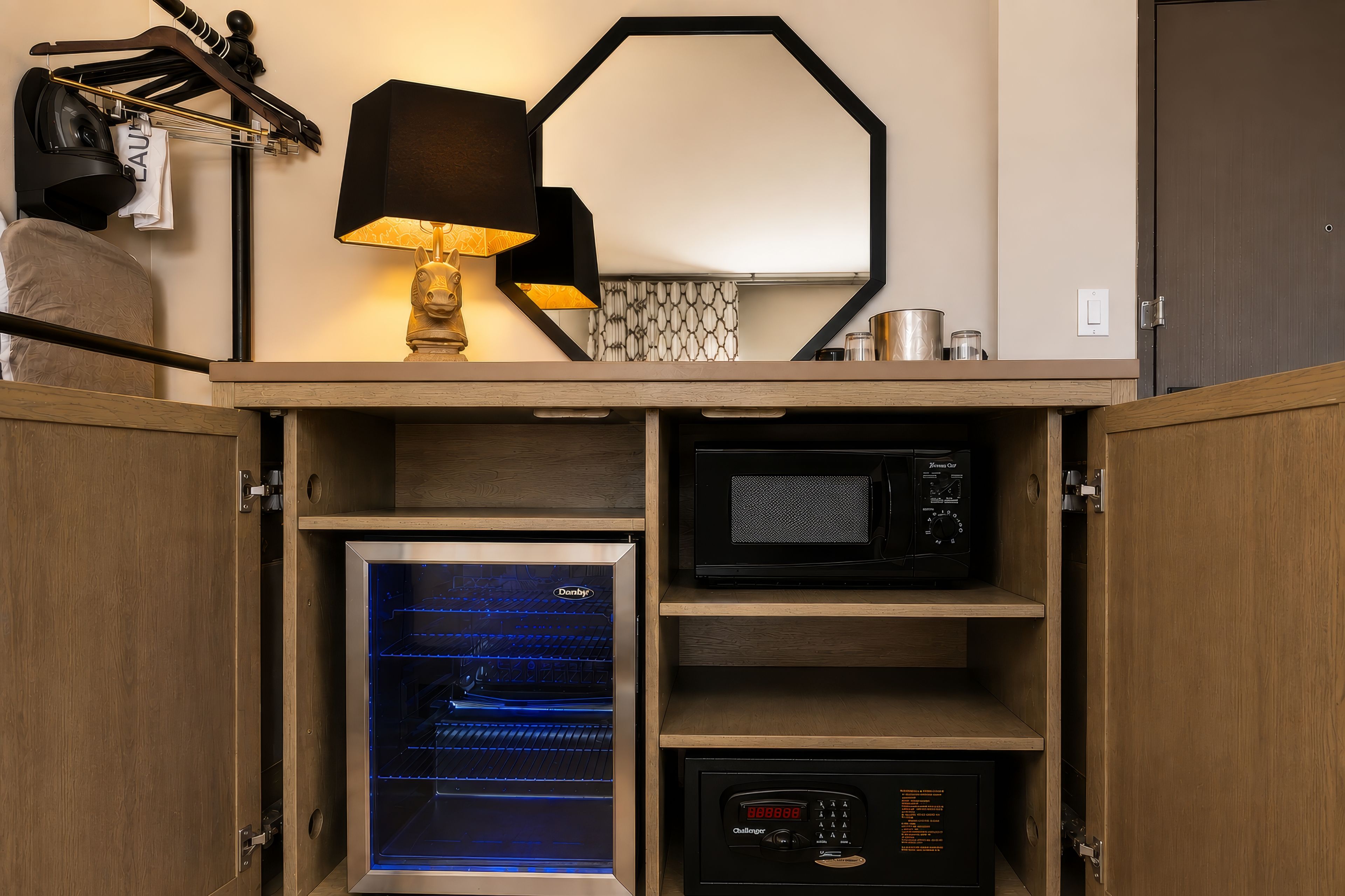 Une cuisine équipée d’un four à micro-ondes encastré, d’une machine à café et d’une cave à vin.