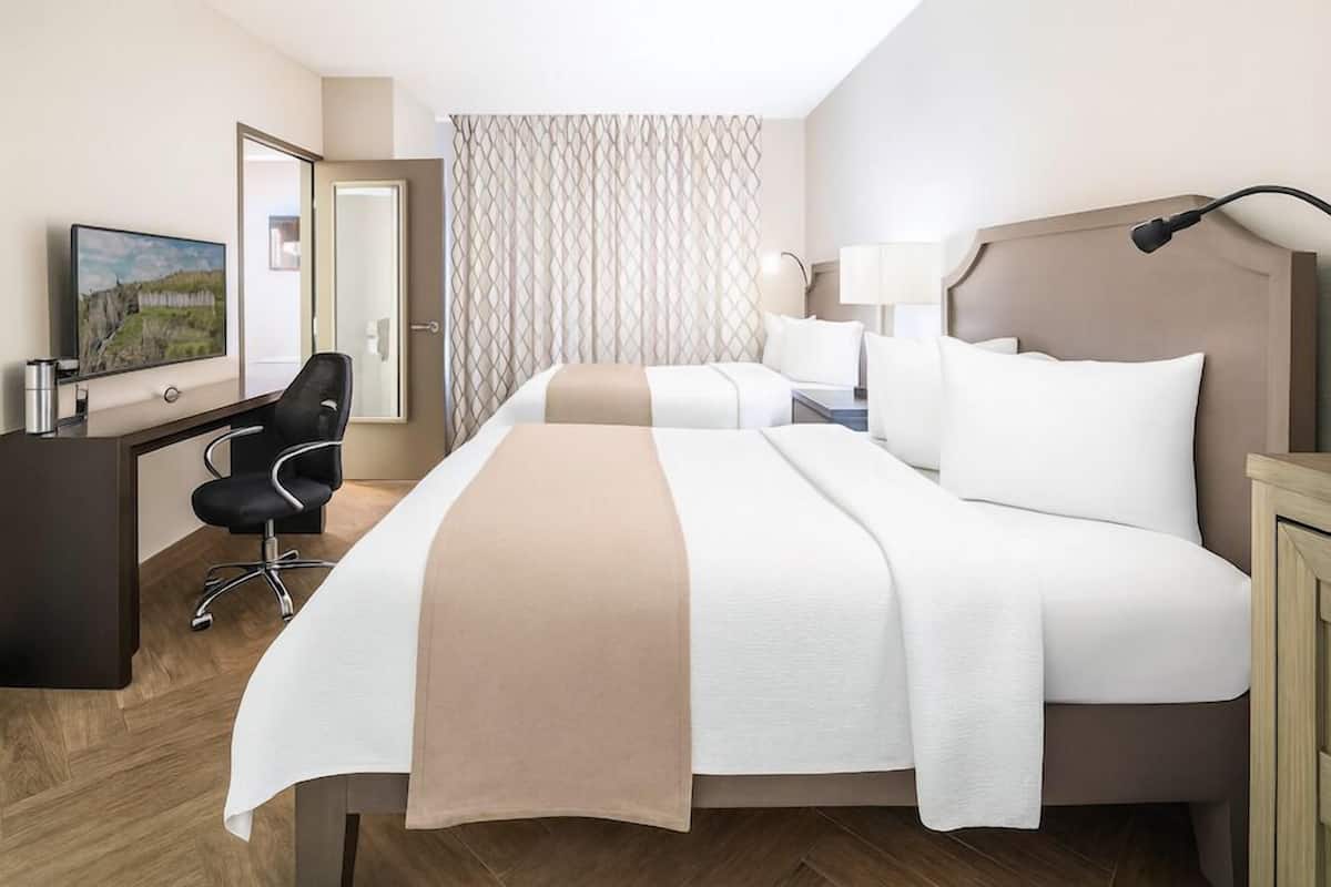 Deluxe-Zimmer, 2 Queen-Betten, Kühlschrank und Mikrowelle, Stadtblick | 1 Schlafzimmer, Allergikerbettwaren, Daunenbettdecken, Pillowtop-Betten