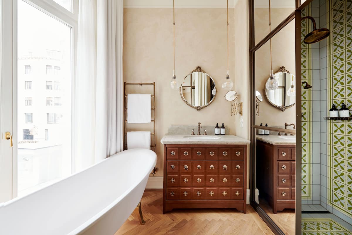 ห้องจูเนียร์สตูดิโอสวีท | ห้องน้ำ | ของใช้ในห้องน้ำระดับพรีเมียม, ไดร์เป่าผม, เสื้อคลุมอาบน้ำ, ผ้าเช็ดตัว