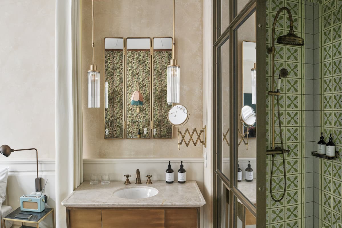 ห้องดีลักซ์ (ART DELUXE) | ห้องน้ำ | ของใช้ในห้องน้ำระดับพรีเมียม, ไดร์เป่าผม, เสื้อคลุมอาบน้ำ, ผ้าเช็ดตัว