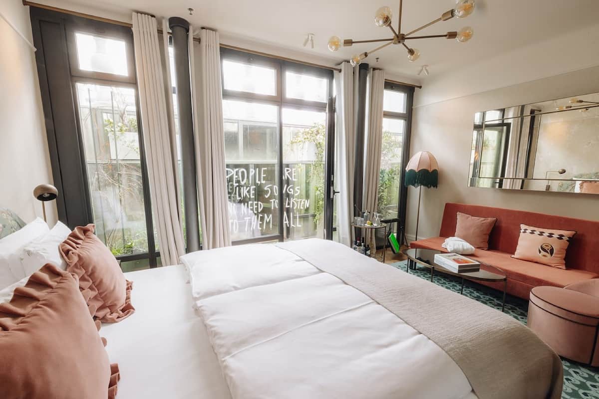 ห้องดีลักซ์ (ART DELUXE) | ผ้าปูที่นอนฝ้ายอียิปต์, เครื่องนอนระดับพรีเมียม, เตียงเมมโมรีโฟม