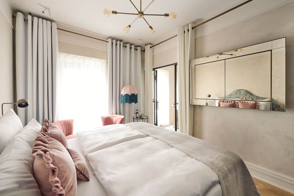 ห้องซูพีเรีย (CHIC) | ผ้าปูที่นอนฝ้ายอียิปต์, เครื่องนอนระดับพรีเมียม, เตียงเมมโมรีโฟม