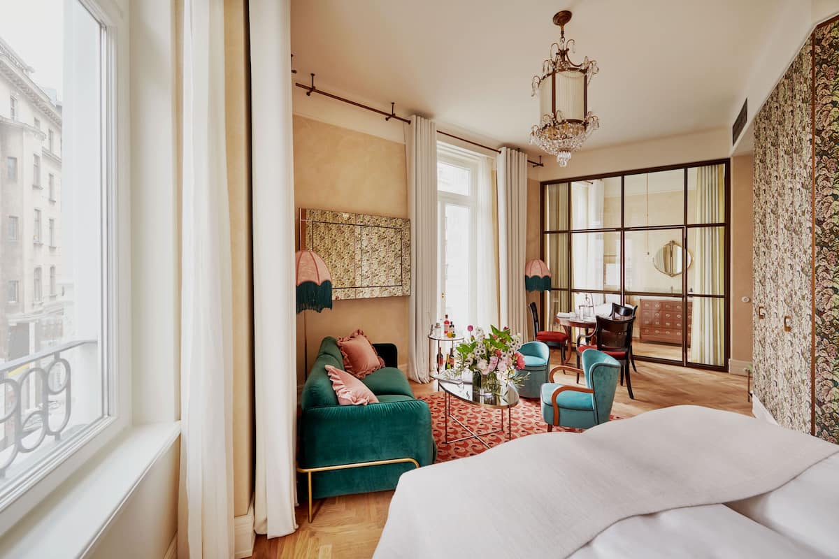 ห้องจูเนียร์สตูดิโอสวีท | ผ้าปูที่นอนฝ้ายอียิปต์, เครื่องนอนระดับพรีเมียม, เตียงเมมโมรีโฟม