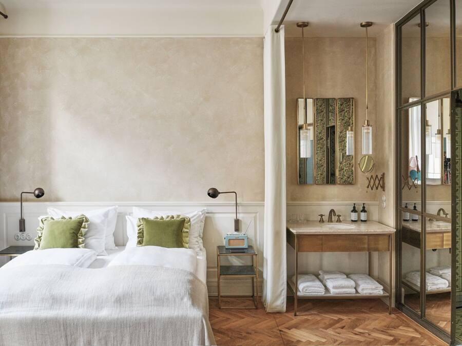 Una camera da letto con un letto, un comodino e un tavolino con una lampada.