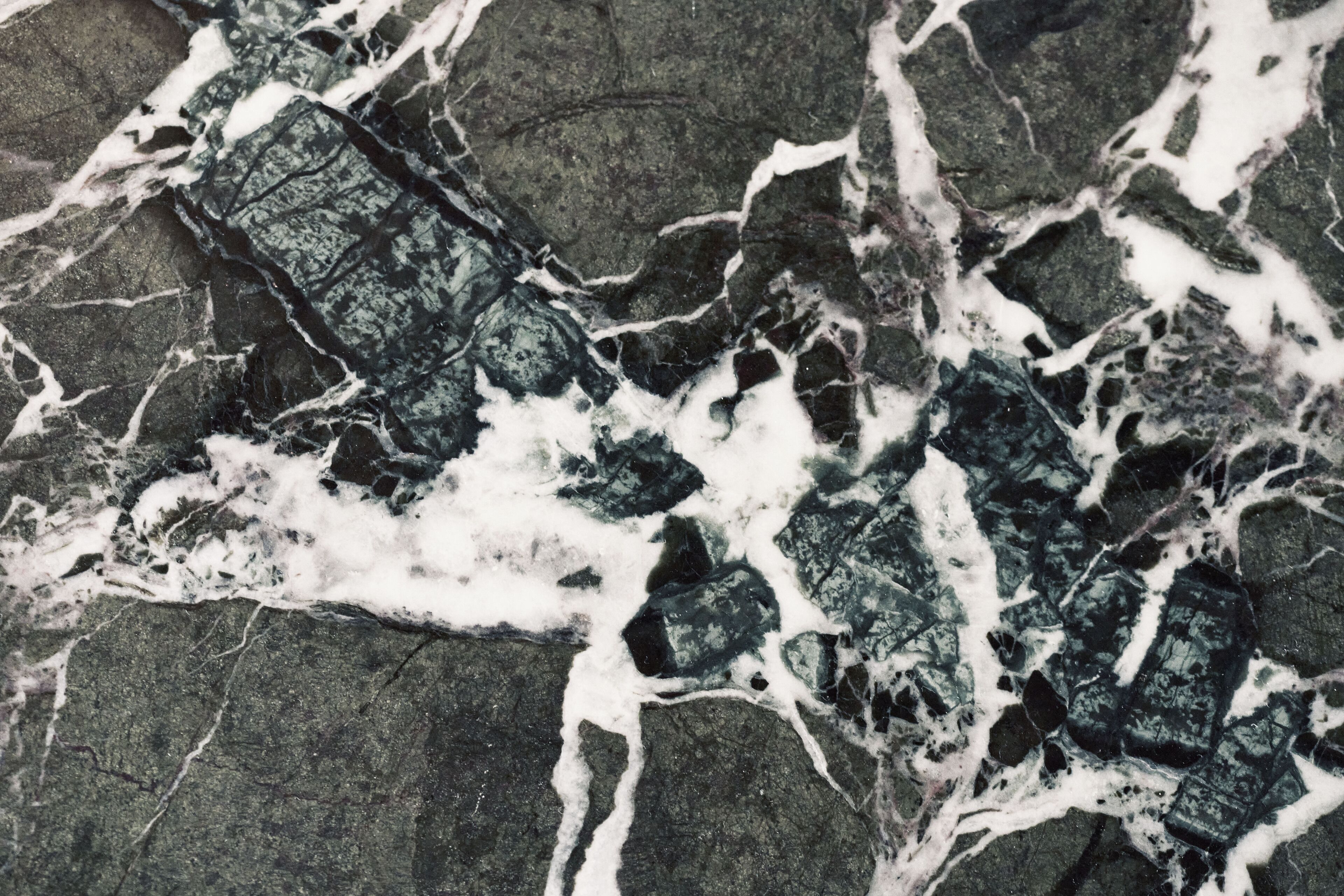 breakfast, lunch served; international cuisine, al fresco dining