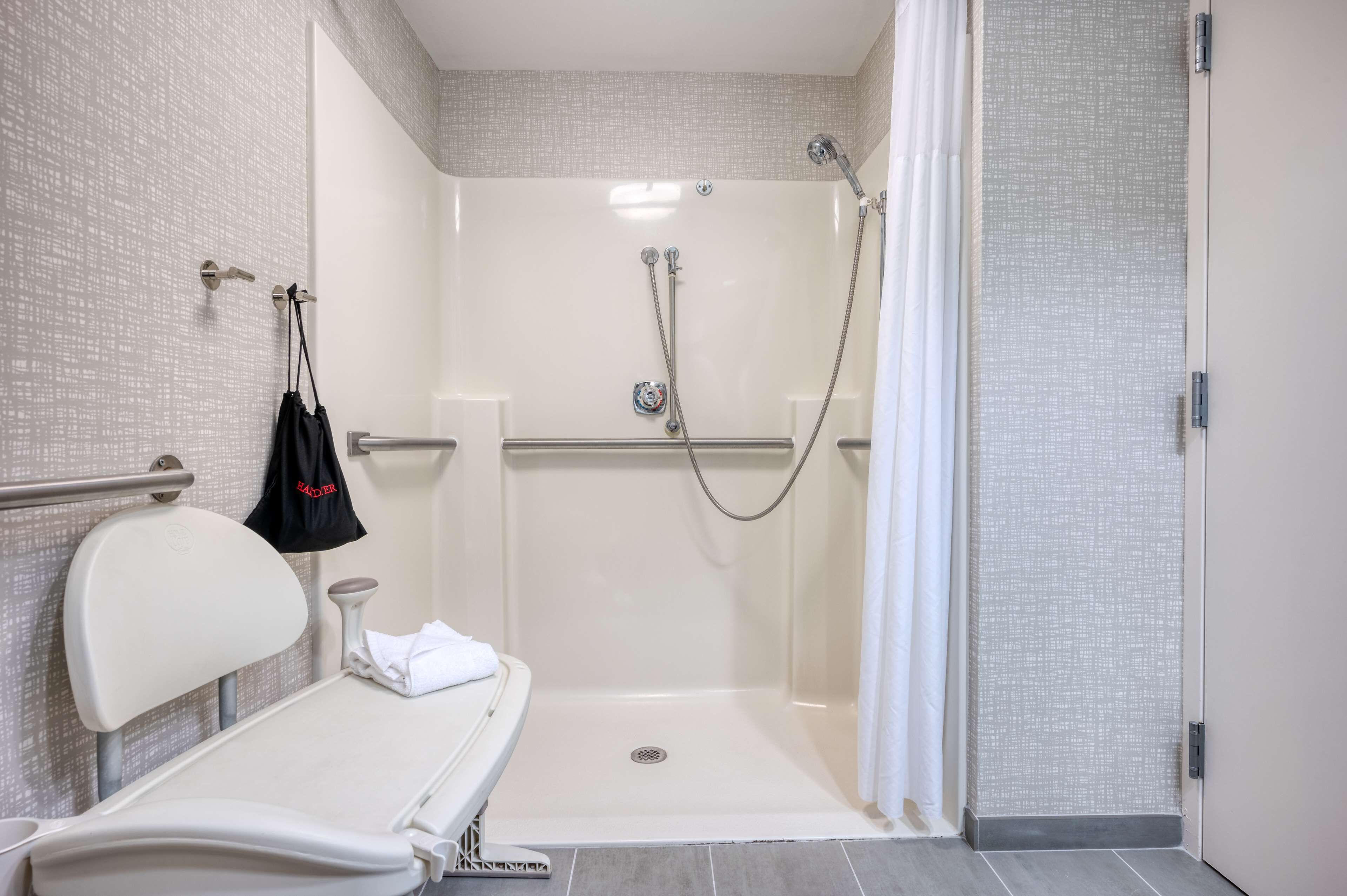 room, accessible, non smoking | bathroom shower