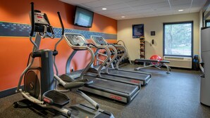 A gym with treadmills, elliptical machines, and free weights. - Hampton Inn Janesville (Janesville)
