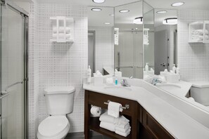 Badewanne, Haartrockner, Handtücher