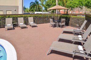 Piscine extérieure, parasols de plage, chaises longues