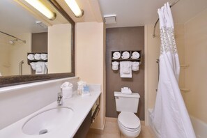 Shower, hydromassage showerhead, designer toiletries, hair dryer - Hampton Inn closest to Universal Orlando (Orlando)