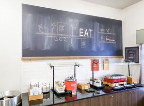 Free daily self-serve breakfast - Hampton Inn closest to Universal Orlando (Orlando)