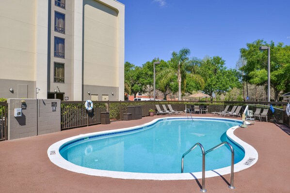 Outdoor pool, open 9:00 AM to 10:00 PM, pool umbrellas, sun loungers - Hampton Inn closest to Universal Orlando (Orlando)