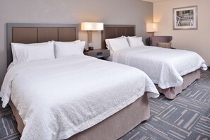 Standard-huone | Ylelliset vuodevaatteet, untuvapeitot, pillowtop-patjalliset sängyt