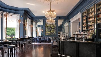 2 bars/lounges