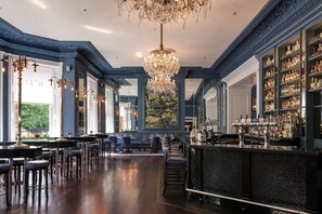 2 bars/lounges