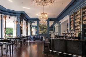 2 bars/lounges