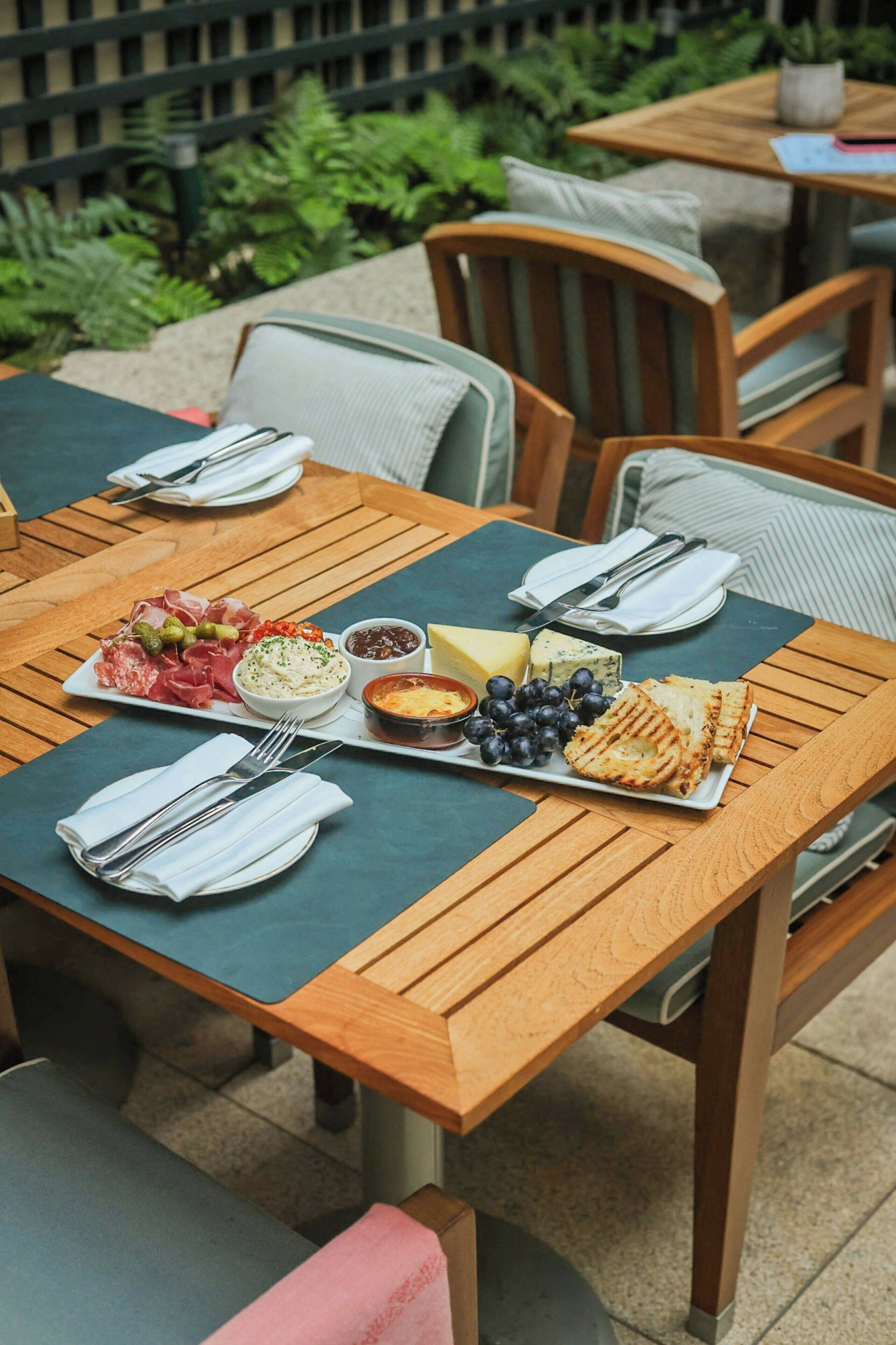 4 restaurants, breakfast, lunch, dinner served; international cuisine