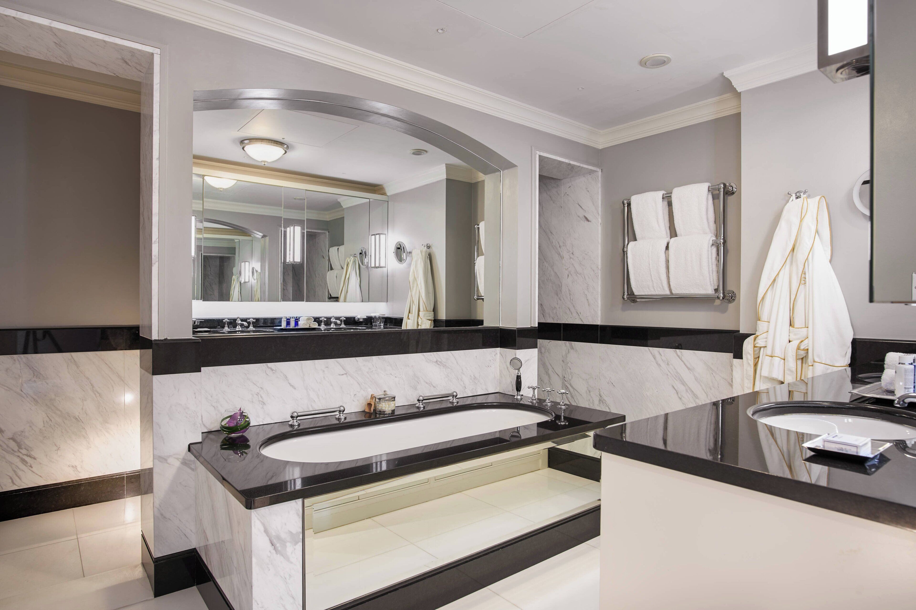 junior suite, 2 double beds, non smoking (view) | bathroom | free toiletries, hair dryer, bathrobes, slippers