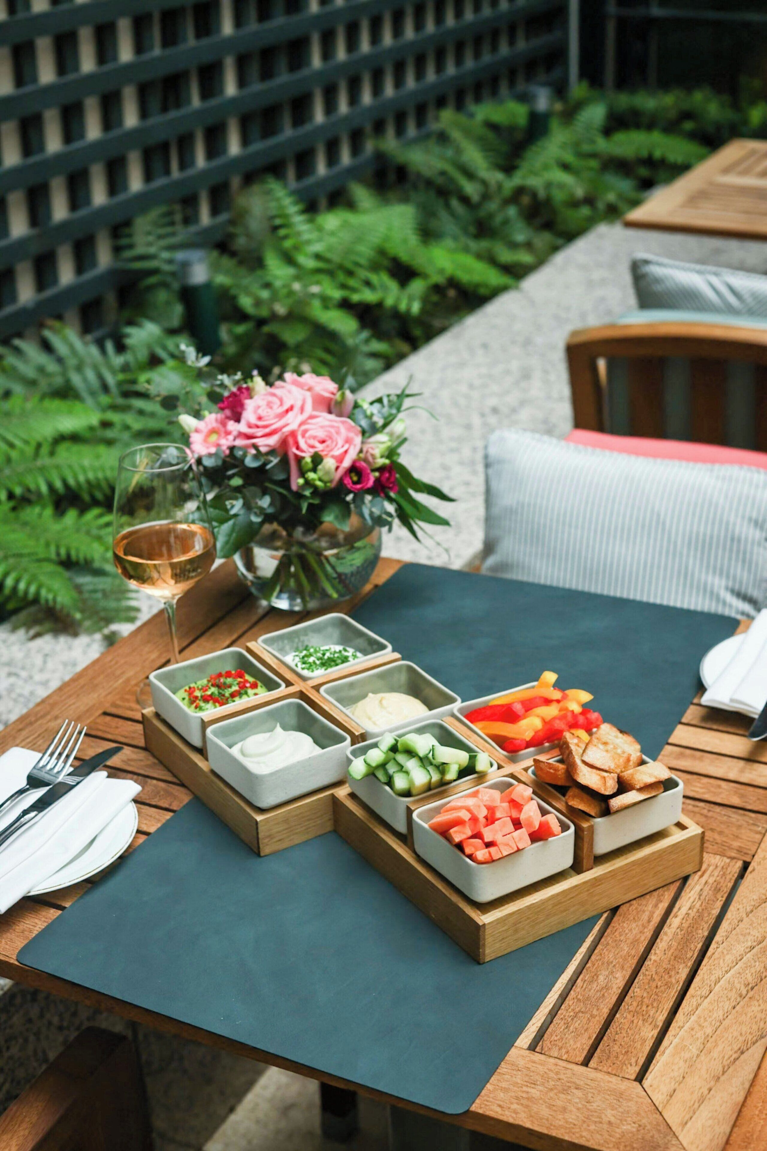 4 restaurants, breakfast, lunch, dinner served; international cuisine