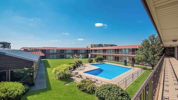 Inomhuspool, utomhuspool och solstolar